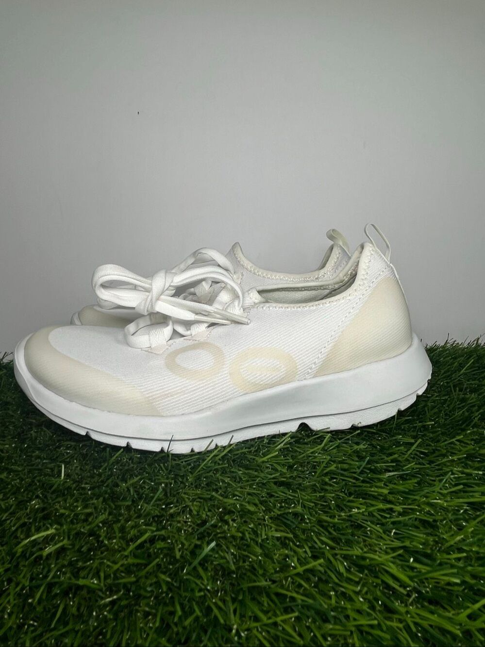 OOFOS Lightweight Comfort Shoes White Cream Women’s Size 5